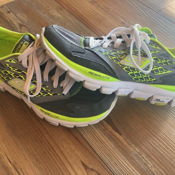 Women's Size 8 Skechers Go Run Sneakers Green Gray Running Walking - Picture 1 of 7